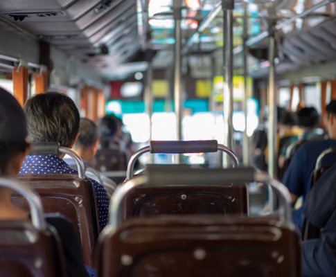 tetap di dalam bus